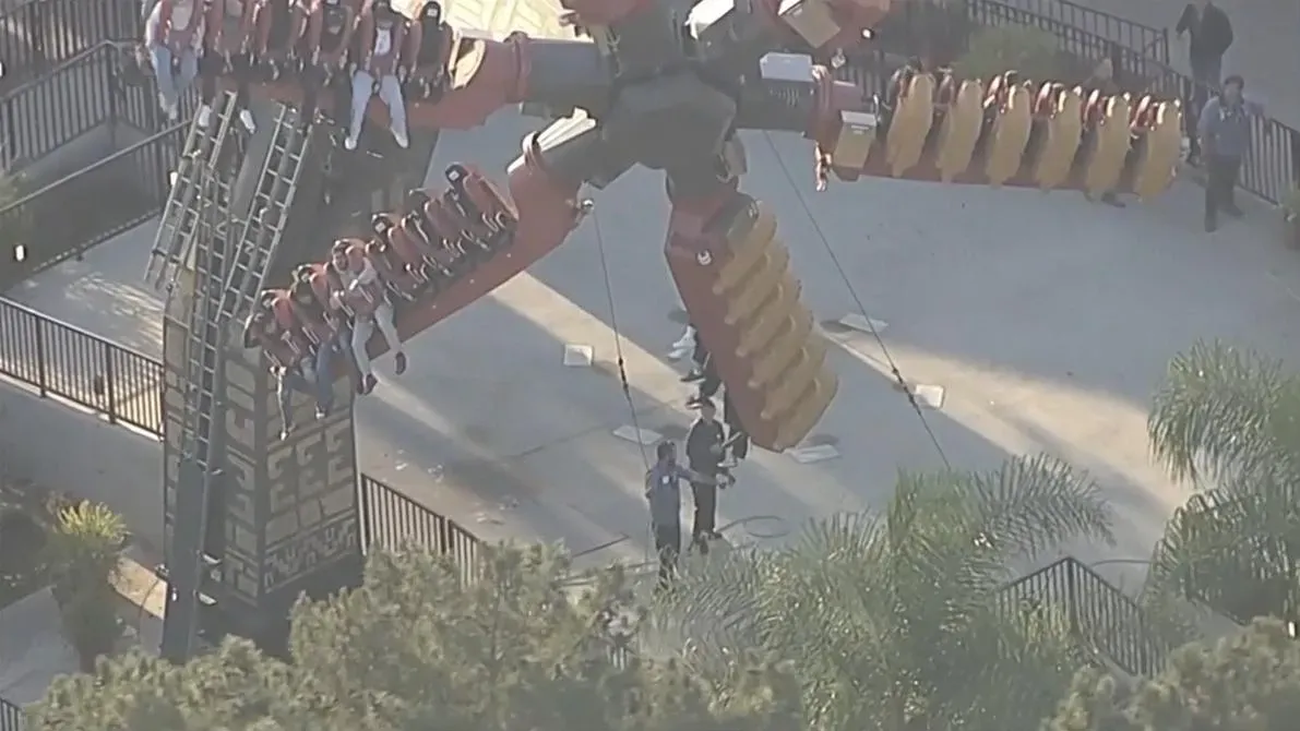 美國加州遊樂園設施故障　22遊客卡半空中2.5小時