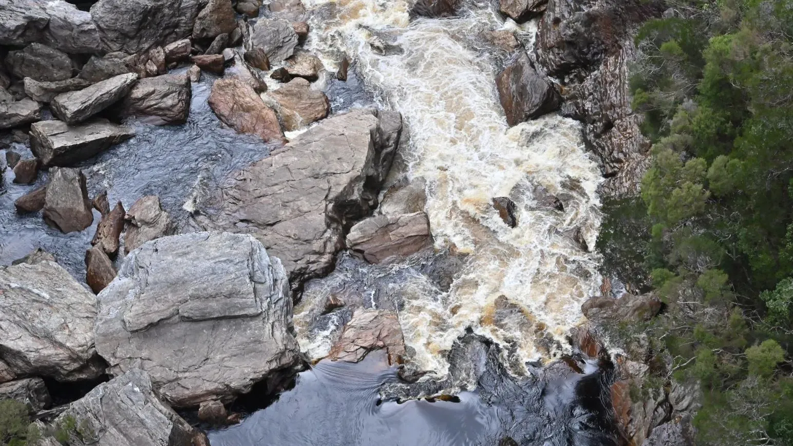 65歲澳洲男泛舟探險出意外　腳卡石縫20小時當場截肢求保命