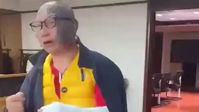 「周黑鴨」創辦人周富裕戶外露營遭炸傷 慘遭「毀容」後出鏡帶貨