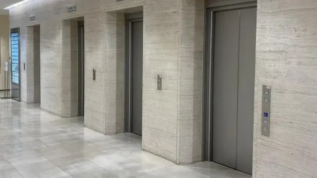 一名陳姓男子，因多次提早1分鐘下班等電梯，慘遭公司以「早退」為由開除。（示意圖／PhotoAC）