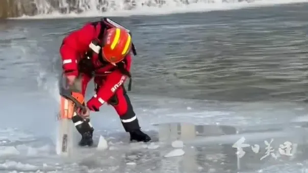 內地男勇跳結冰河游泳「慘困冰層」　傳救出已無生命跡象