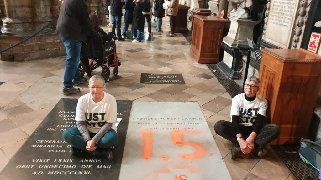 倫敦西敏寺達爾文墓碑慘遭噴漆　犯人屬環保團體成員：政府未夠環保