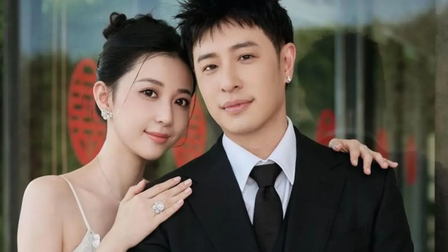 潘瑋柏罕曬「最美空姐妻」與女兒同框合照　網民驚覺：佢個女咁大個