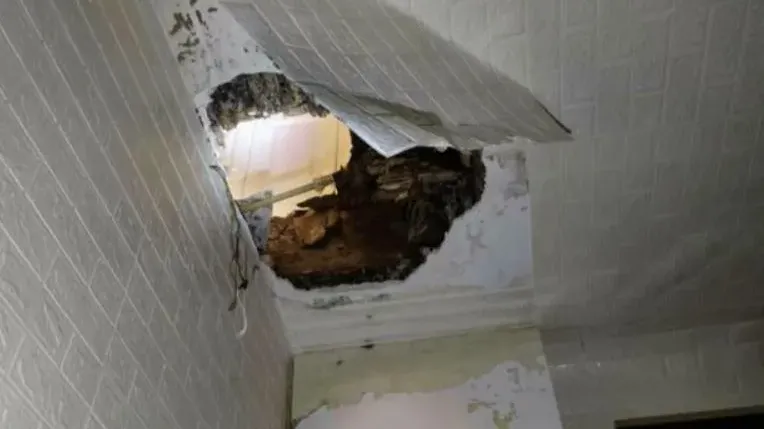 上海6旬婦掃地時地板突然坍塌　瞬間跌落樓下鄰居家中