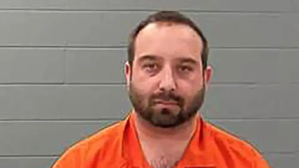 警察夫婦迫6歲女雪中舉牌罰企　涉虐童受審辯稱：這是唯一有效的方式