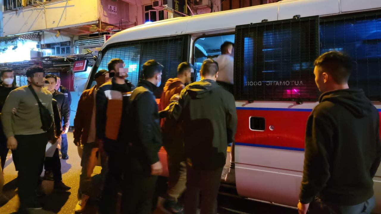 警方在深水埗拘捕9人涉非法聚賭。(警方圖片)