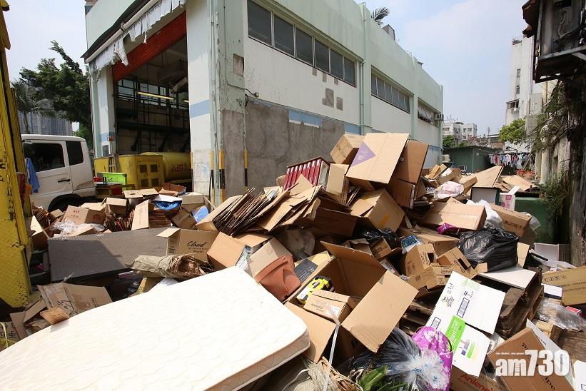 立法會三讀通過都市固體廢物收費條例，垃圾徵費每公升0.11元。 (資料圖片)