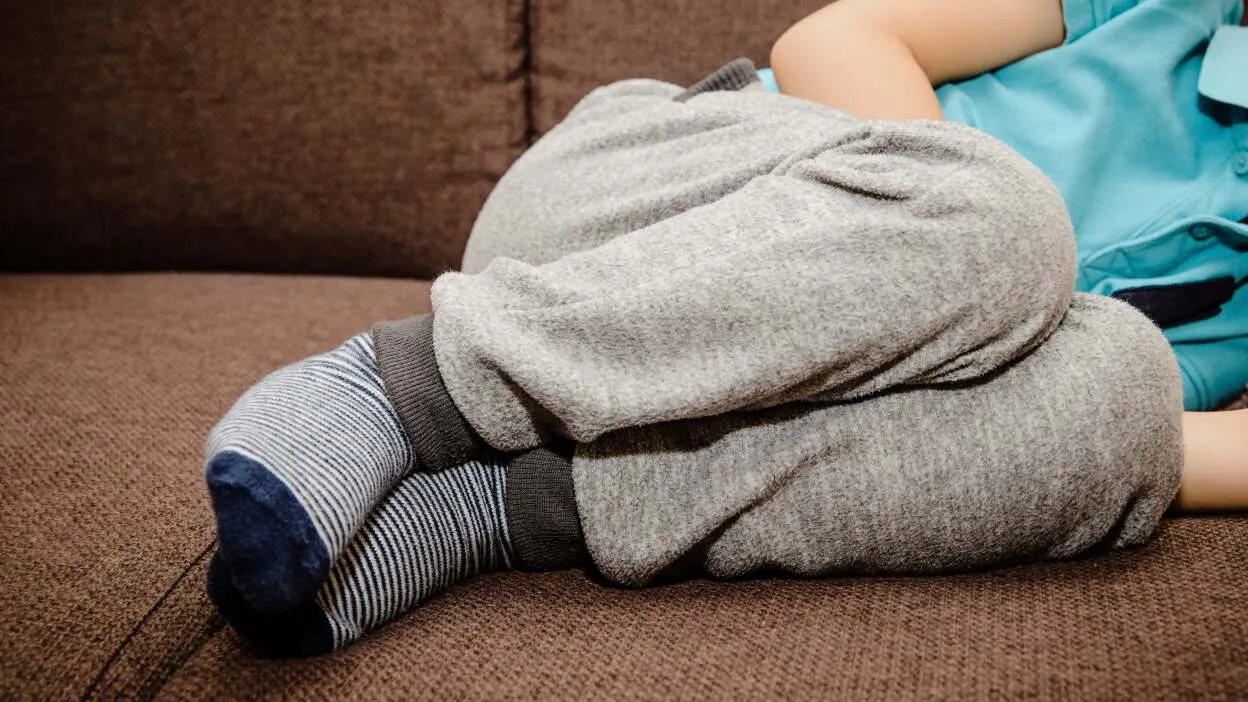 兒童及青少年若出現慢性腹瀉合併長期腹痛或血便等症狀，應儘速就醫檢查，以免延誤治療時機。