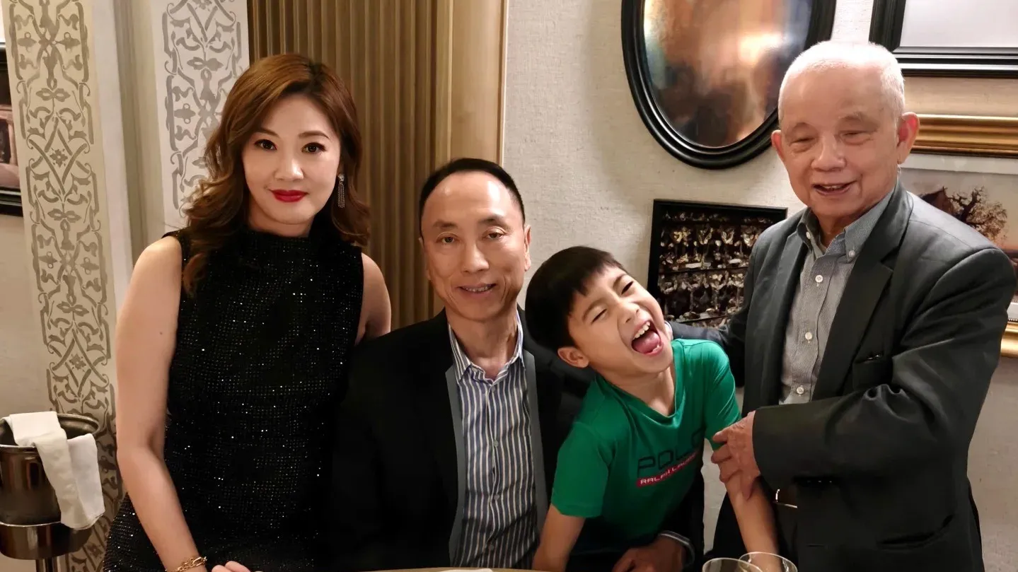 翁嘉穗曬結婚26周年合照明艷照人 網民誤會鄔友正是老竇