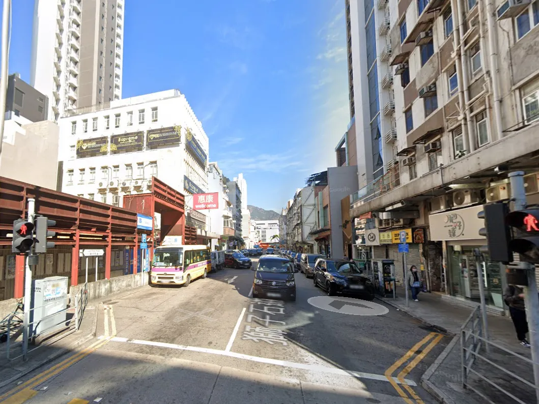 九龍城過路婦捱私家車撞，滾至另一車底後手部受傷送院。 (Google街景截圖)