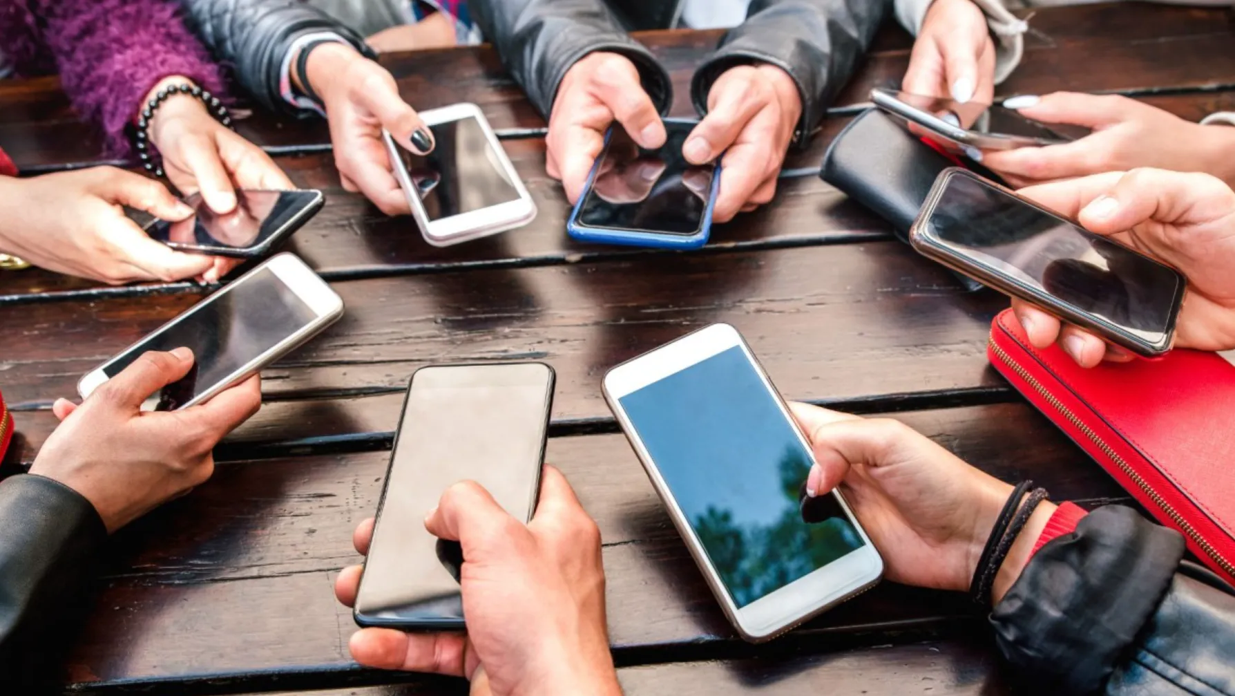 美國一項研究調查顯示，美國人平均一天查看手機高達205次，換算未計睡覺時間，大約每5分鐘就會拿起手機一次，相比2023年的144次，增加了42.3%，43%人自認手機成癮