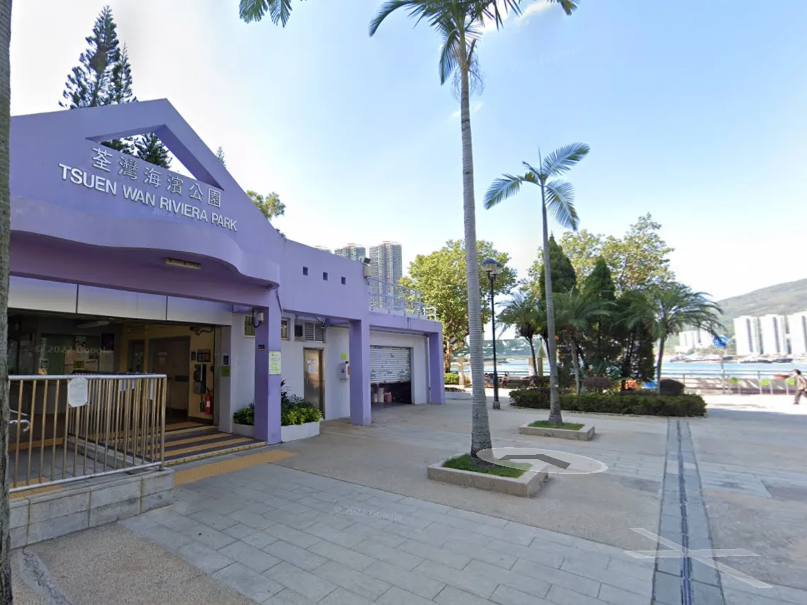 荃灣海濱公園對開海傍有逾10輛共享單車被掉入海，暫時未有人被捕。(Google街景截圖)