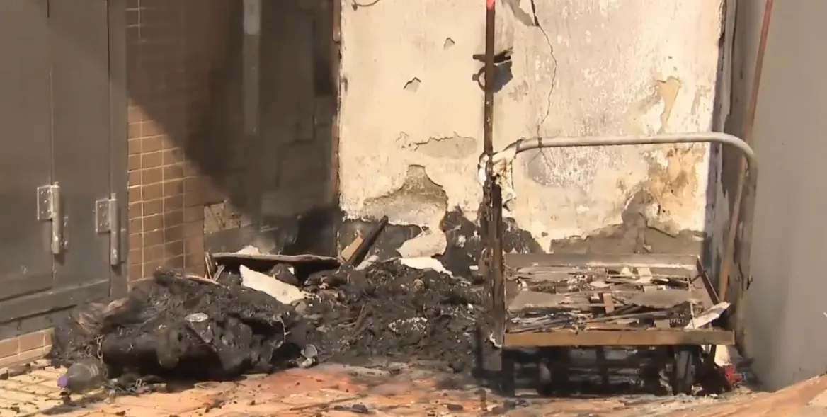 葵涌石籬聖若望天主教小學外有手推車起火，20名學生不適送院，警方列作縱火案。(有線新聞畫面)