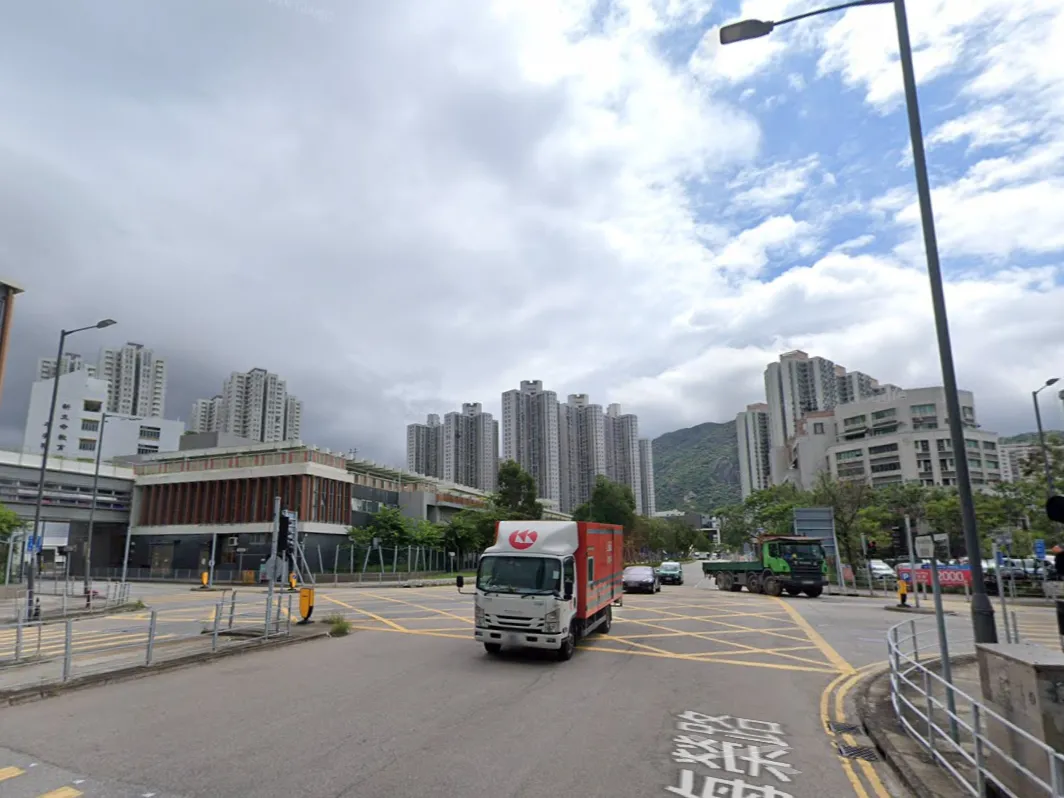 屯門的士失控撞欄　31歲男司機涉酒駕被捕 (Google街景截圖)