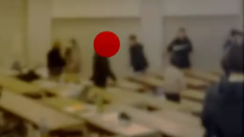 日本法政大學一名南韓留學生在課室內突然發爛。(影片截圖)