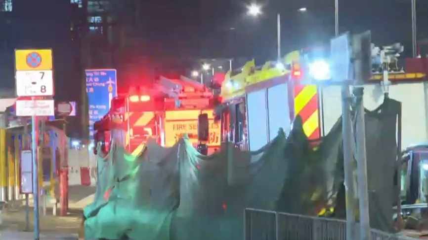 鑽石山啟翔苑對開地盤貨櫃起火傳爆炸聲，無人受傷毋須疏散。(有線新聞截圖)