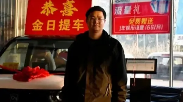 洛陽廿四孝老公9個月搭933次地鐵，獲贈電動車代步。(微博)