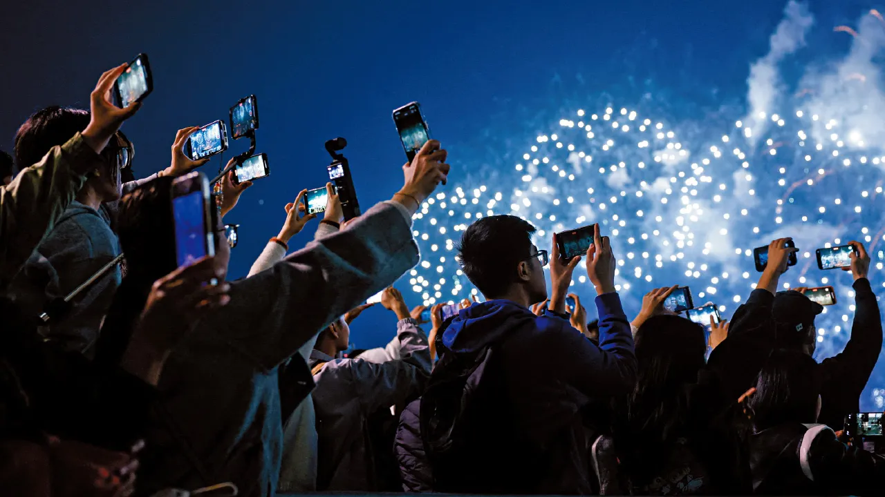 除夕近12萬內地訪港客 按年跌近四成 旅客冀延長關口服務 鄧炳強：會再作檢討