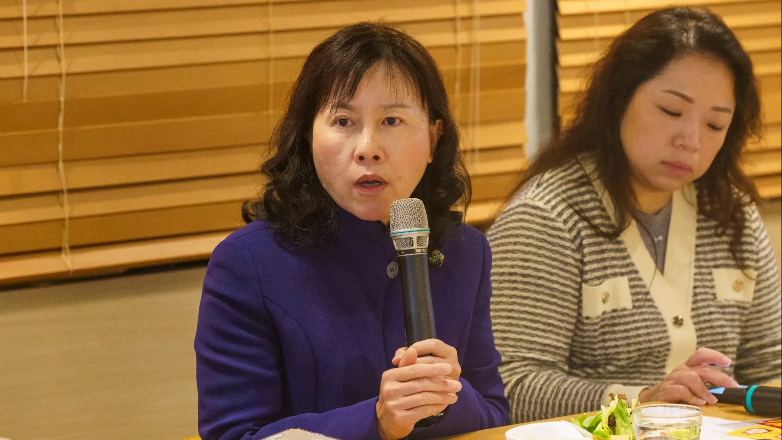 陳美寶(左)與傳媒午宴，指啟德智慧運輸系統擬第三季招標，冀引入港鐵外市場力量