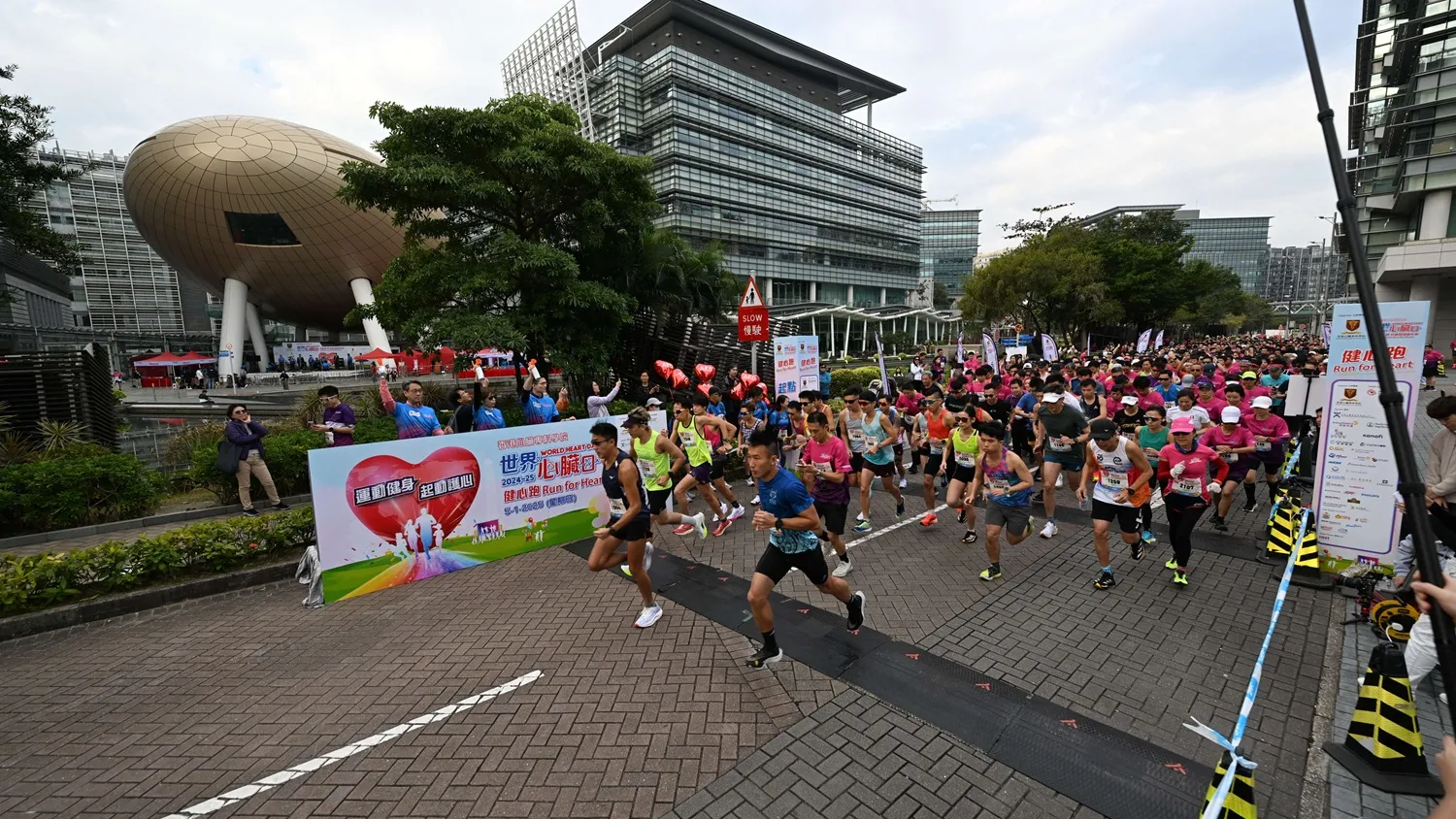 所有健心跑賽事，均設有背攜AED（自動體外除顫器）的跑手。