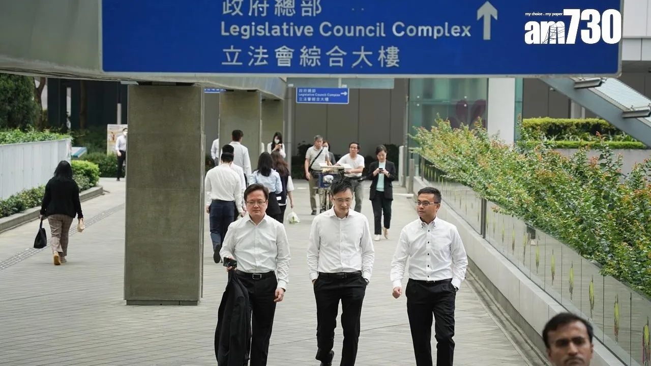 政府面對財赤，有意見要求公務員減薪