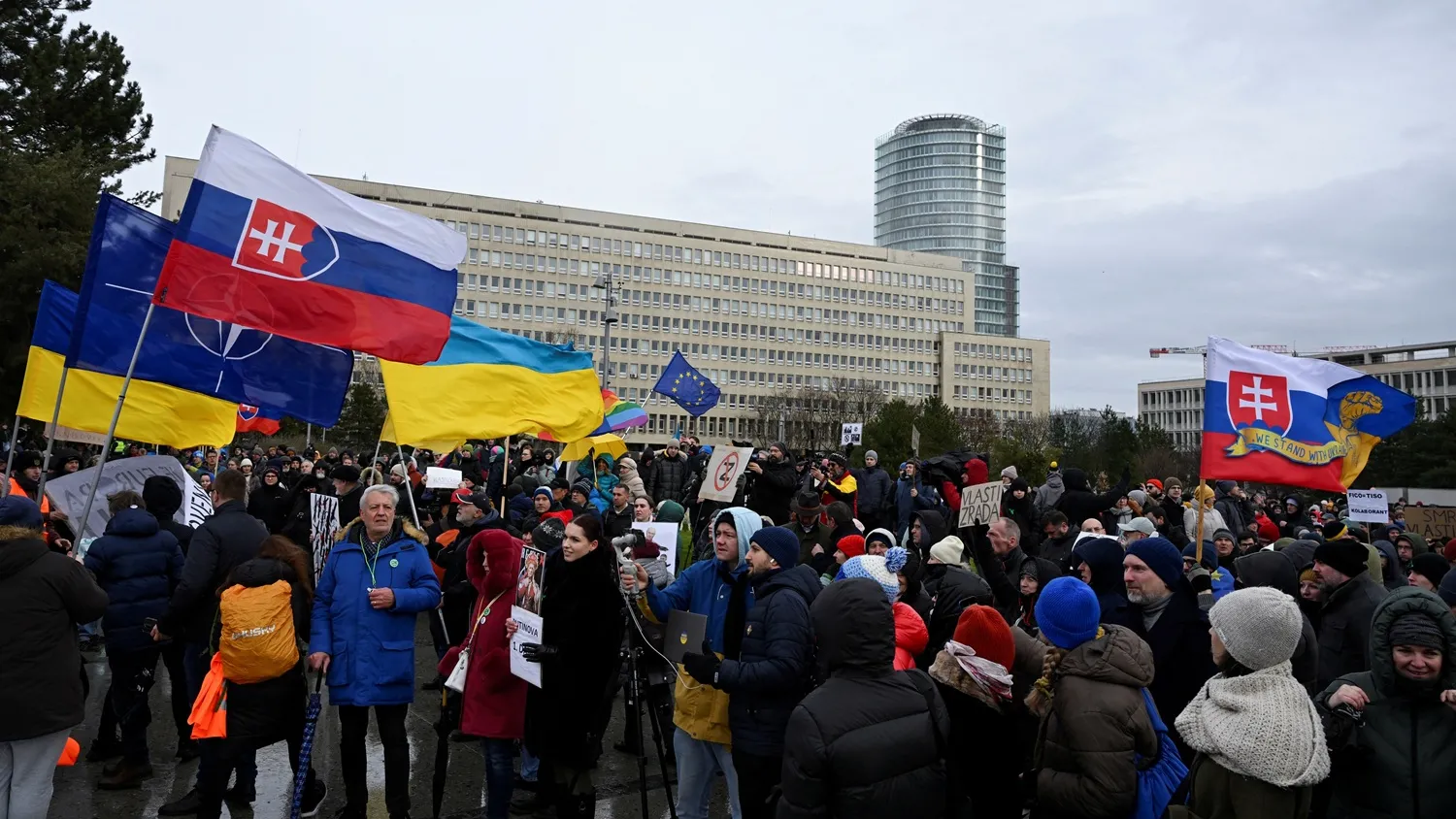 斯洛伐克人抗議總理菲佐與俄羅斯總統普京會面。(路透社)