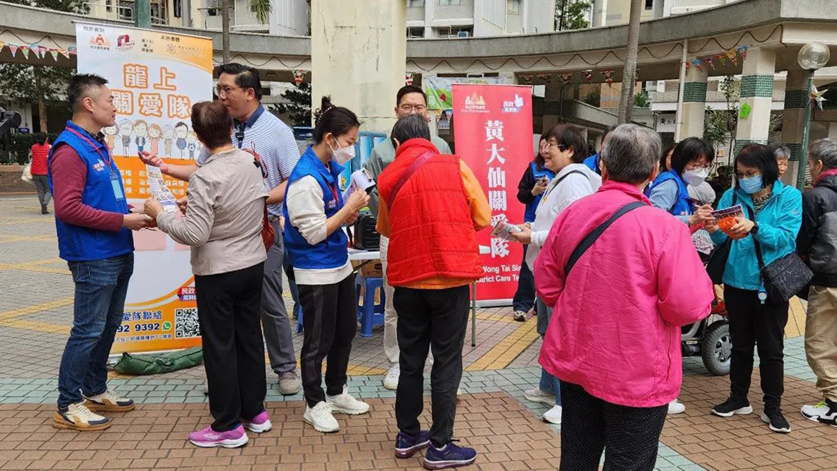 梁宏正(左三)到龍上關愛隊的關愛站，向街坊宣傳關愛隊服務。(民政及青年事務局FB)