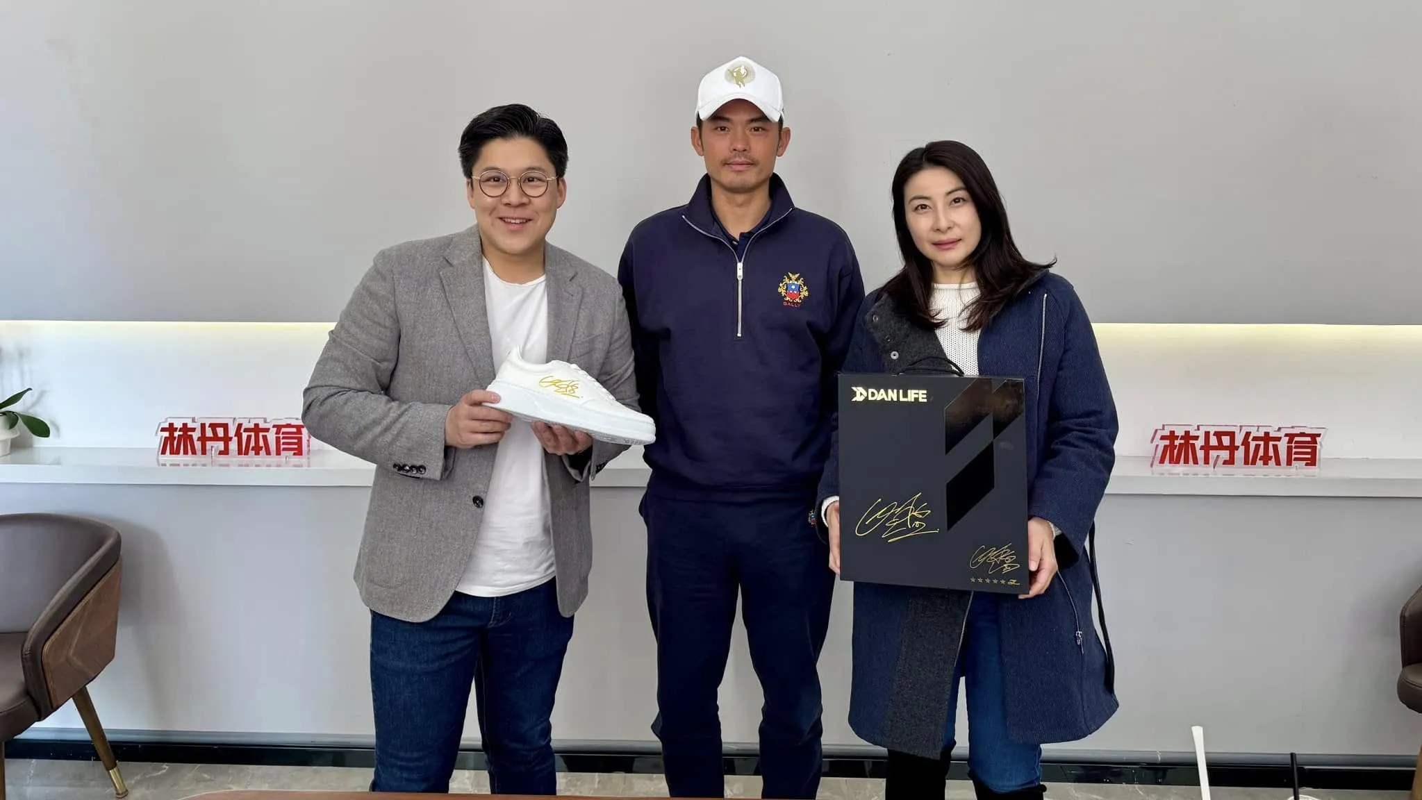 霍啟剛(左)攜同郭晶晶(右)與「超級丹」林丹見面，探討在香港引入「林丹盃」