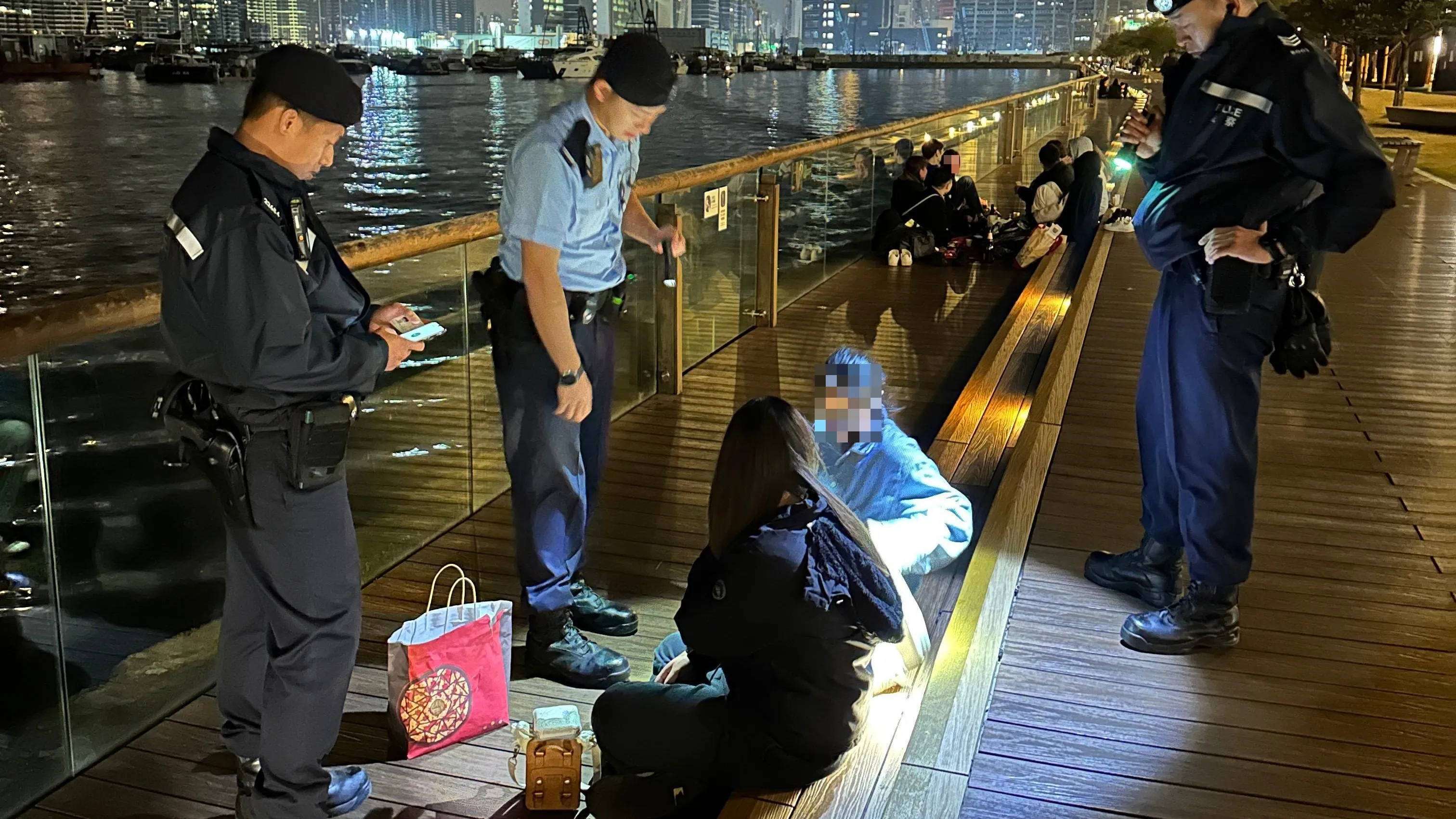觀塘海濱晚上多青年聚集，警方巡查防止店舖向未成年人士賣酒