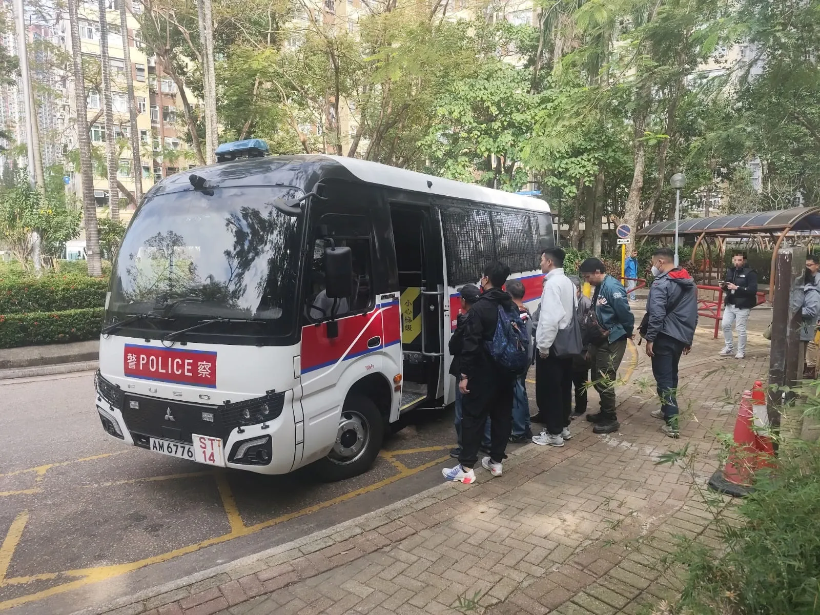 警顯徑邨搗「老人賭檔」，4名老翁被捕。（警方圖片）