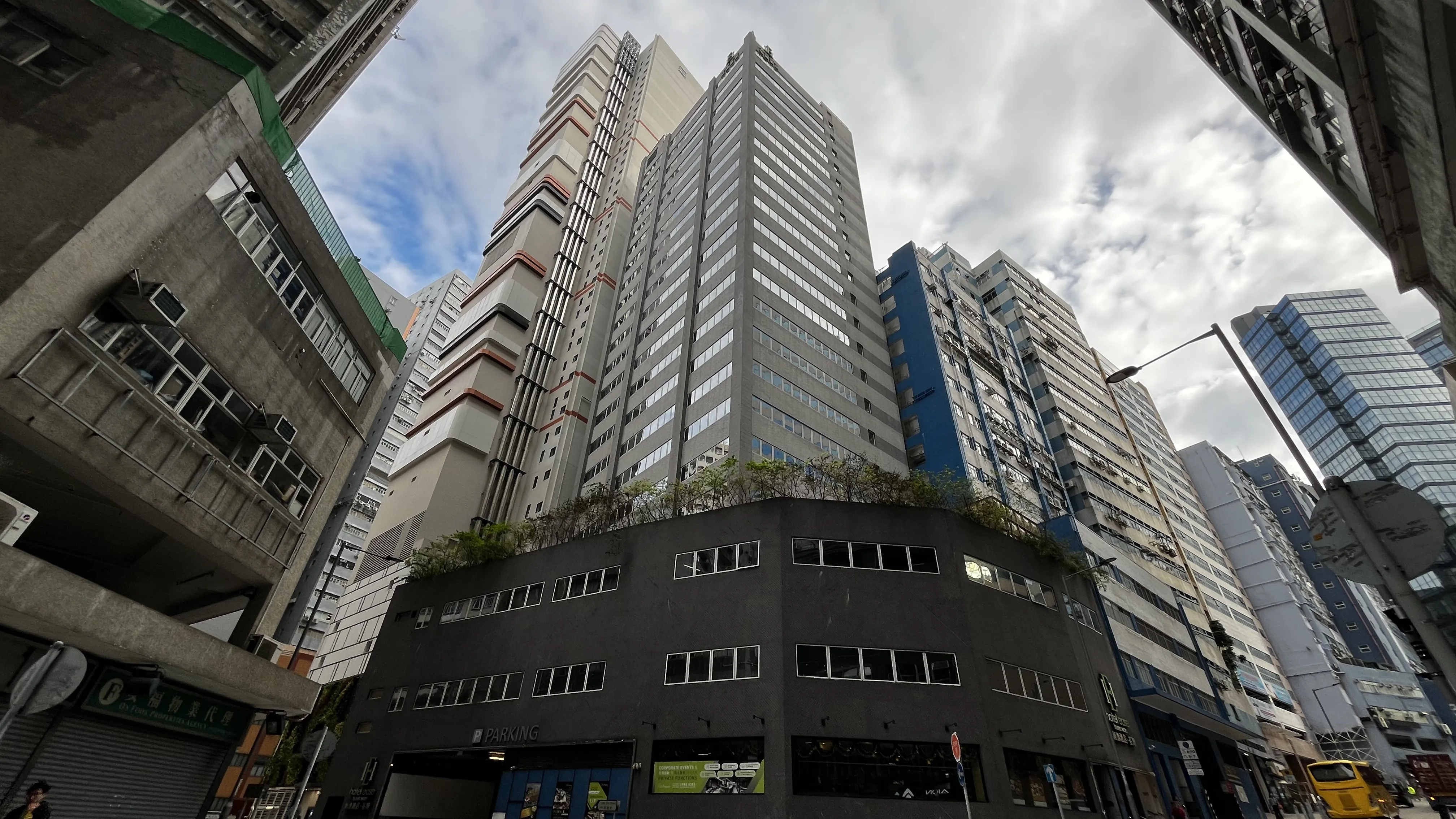 旭逸酒店‧荃灣放售，總樓面涉逾10萬方呎，市場估值約5.3億，具潛力改建為學生或優才住宿項目。(仲量聯行提供)