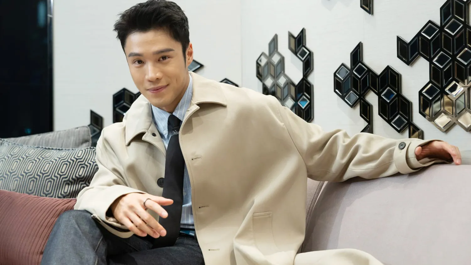 丁子朗為畫作成酒店禮盒封面 有望到日本開畫展