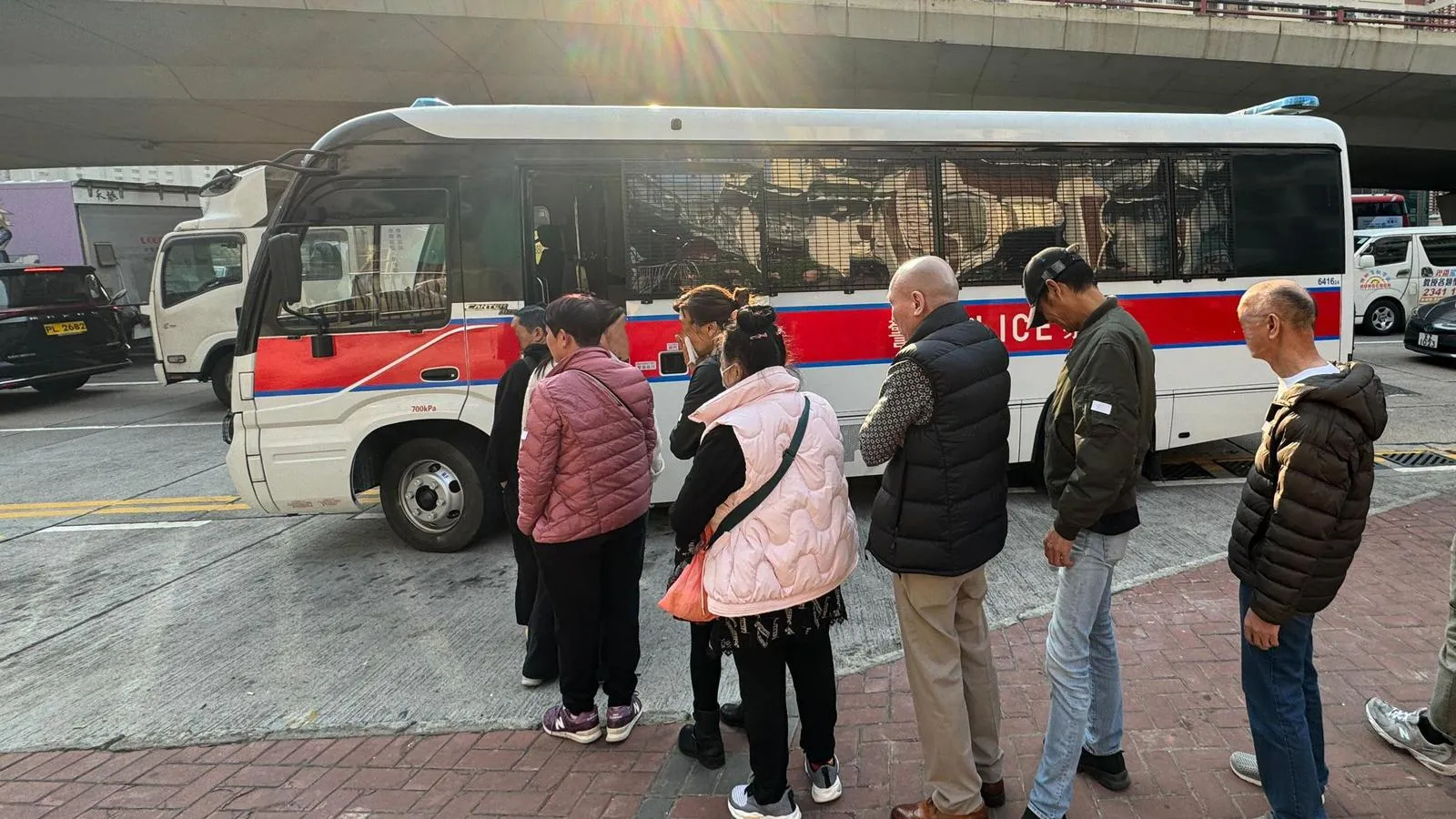 行動中9人被捕。