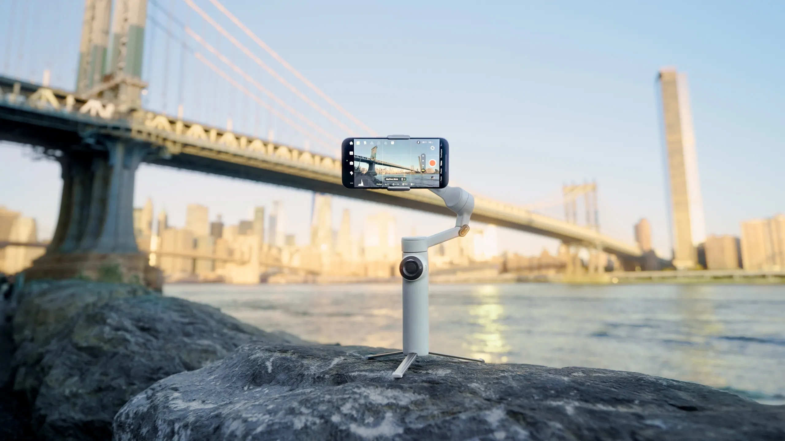 Insta360 Flow 2 Pro手機穩定器　iPhone專用加入AI功能追蹤更強
