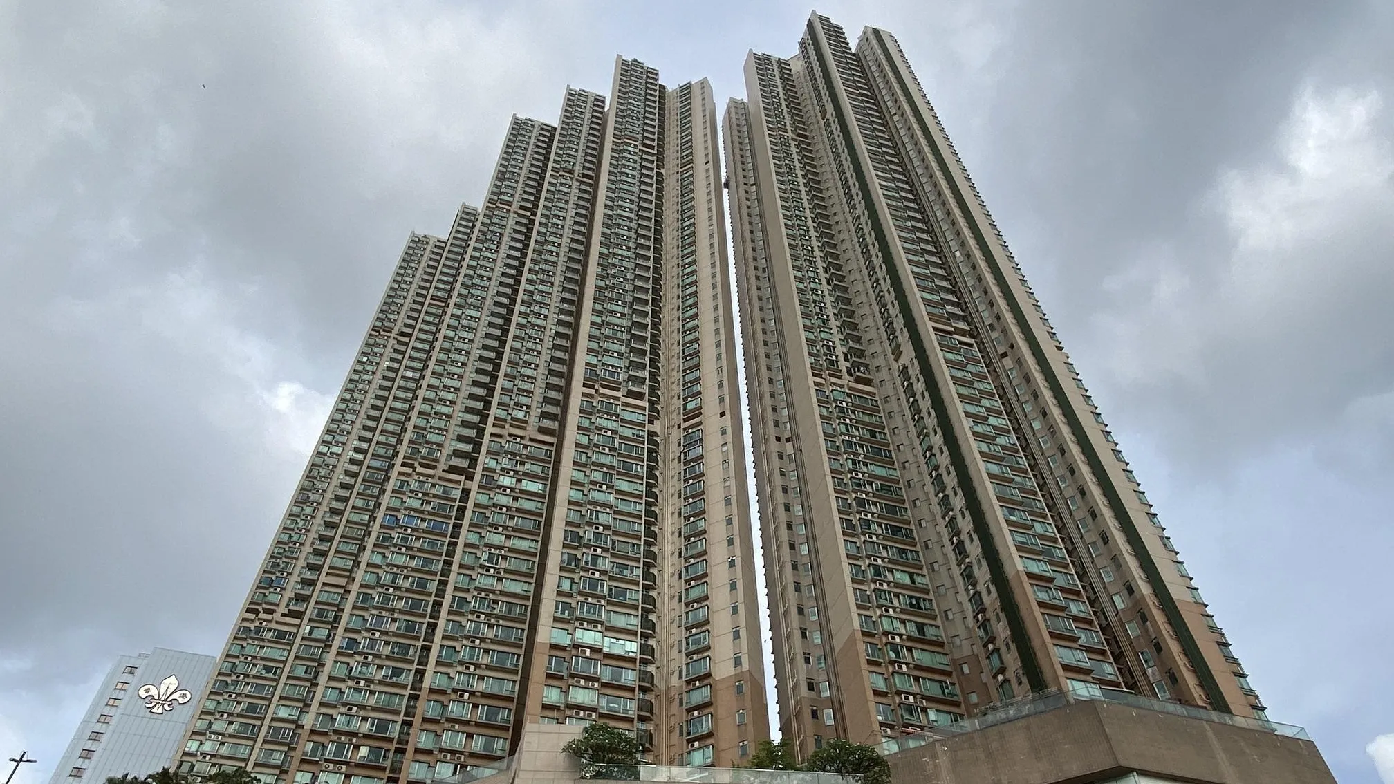 專才客連租2伙尖沙咀港景峰單位，涉及月租共約5.5萬元。