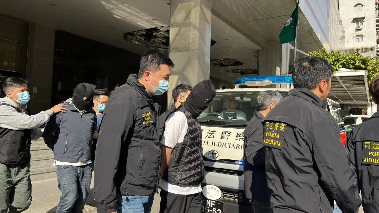 涉及賭場流出假籌碼的三名內地男子由司警押往檢察院。（港台圖片）