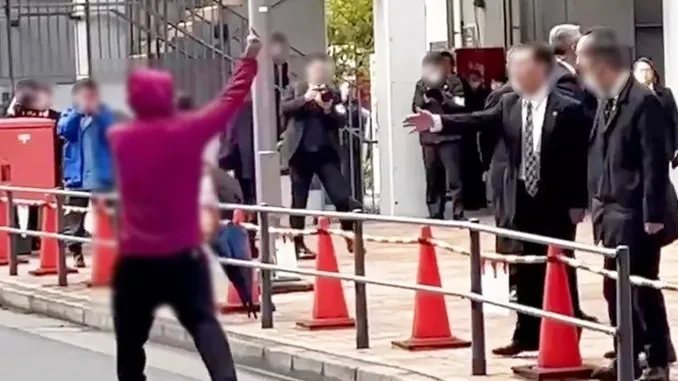 據報是豐洲市場內職員的男子，在布林肯面前高舉中指。(網上圖片)