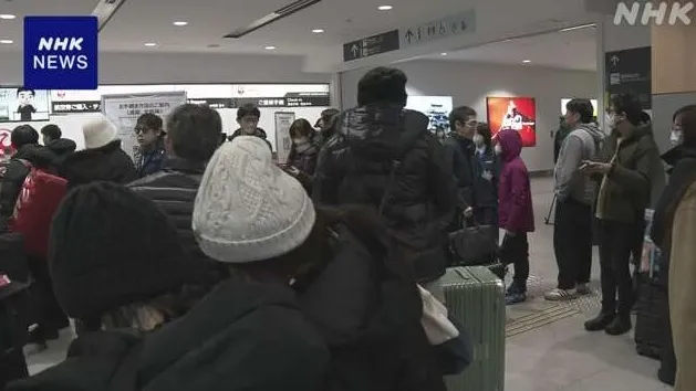 旅客因航班取消或延誤而滯留青森機場。(互聯網)