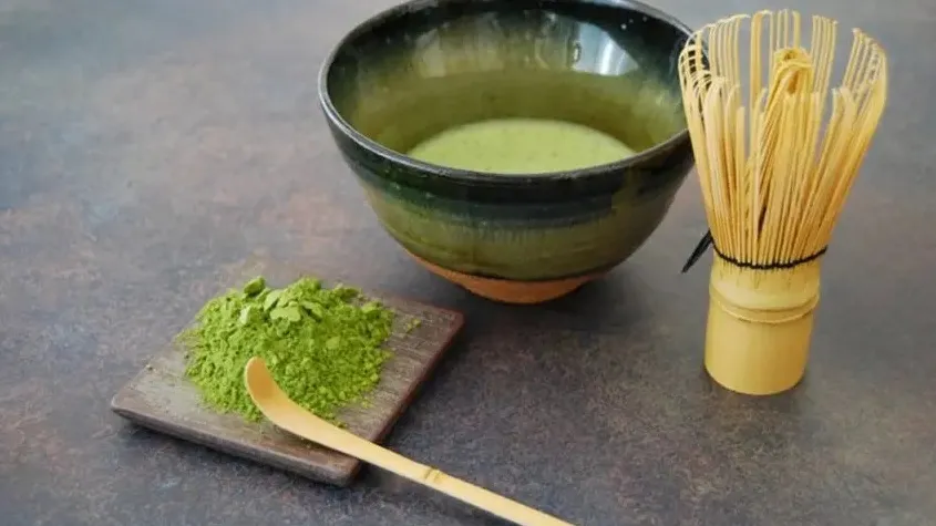 日媒報道，京都宇治抹茶去年秋季開始出現供不應求，據報有遊客購入大量抹茶，導致部分商店被迫停售，或實施限購。(互聯網)