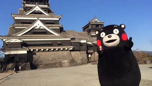 「熊本熊」是熊本縣的吉祥物，人氣爆燈，其身後是縣內知名景點熊本城。(互聯網)
