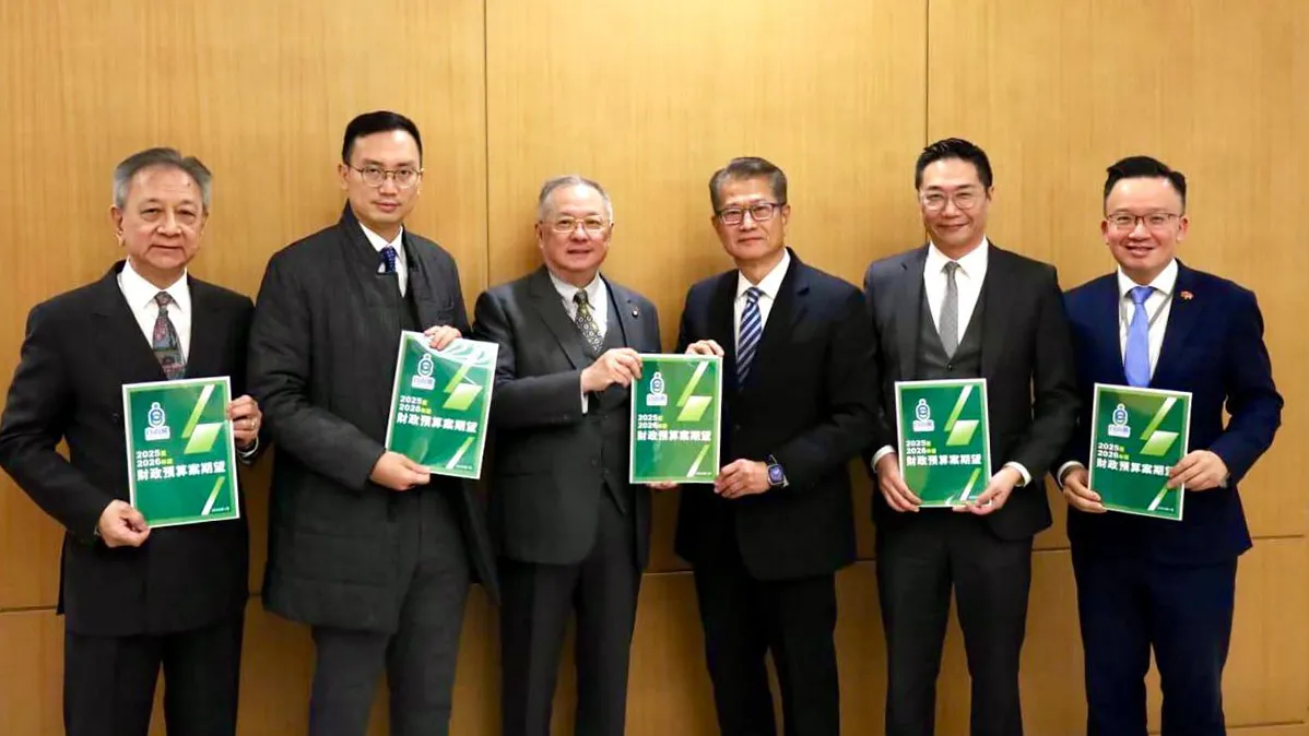 自由黨成員向陳茂波(右三)提交《財政預算案》意見。(自由黨提供)