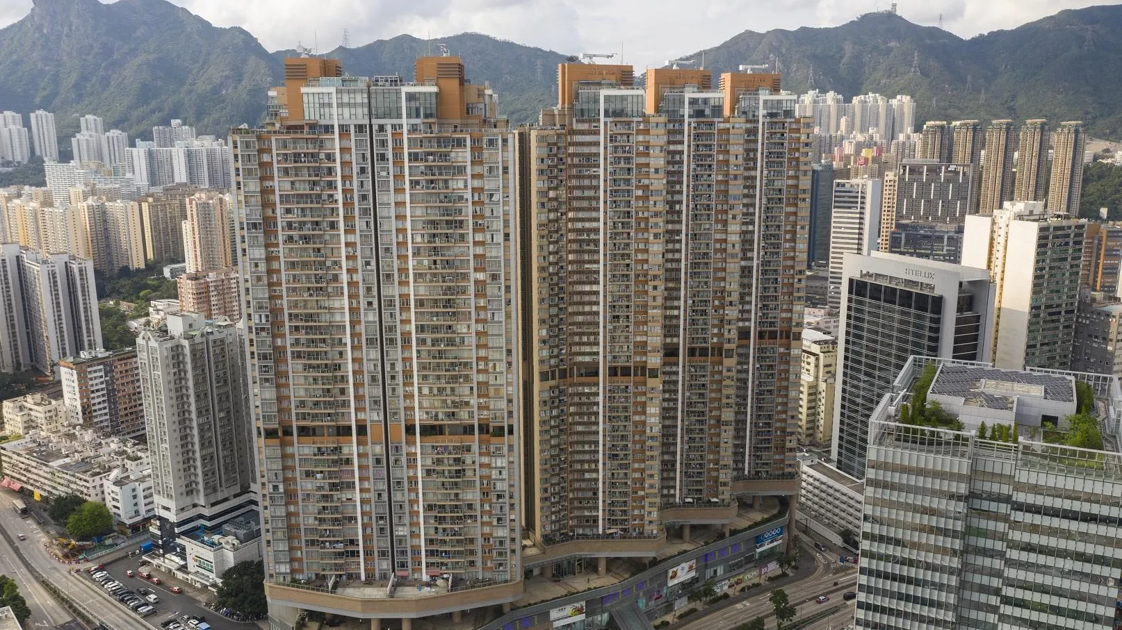 新蒲崗譽‧港灣四房雙套戶，獲租客斥2,100萬元承接，惟上手業主12年帳蝕超過700萬元。