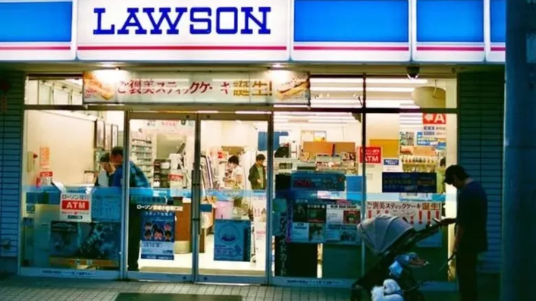 日本便利店Lawson結合AI引進海外員工當「虛擬店員」　解決夜班人力短缺困境