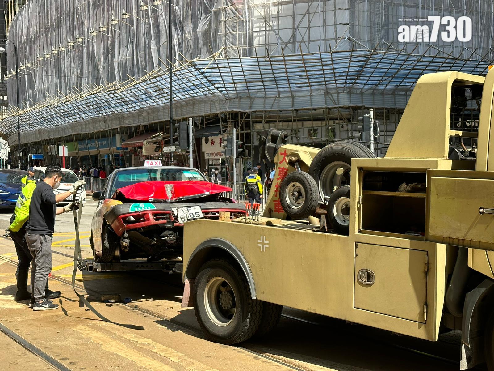 拖車將肇事的士拖離現場。(文詠琛攝)