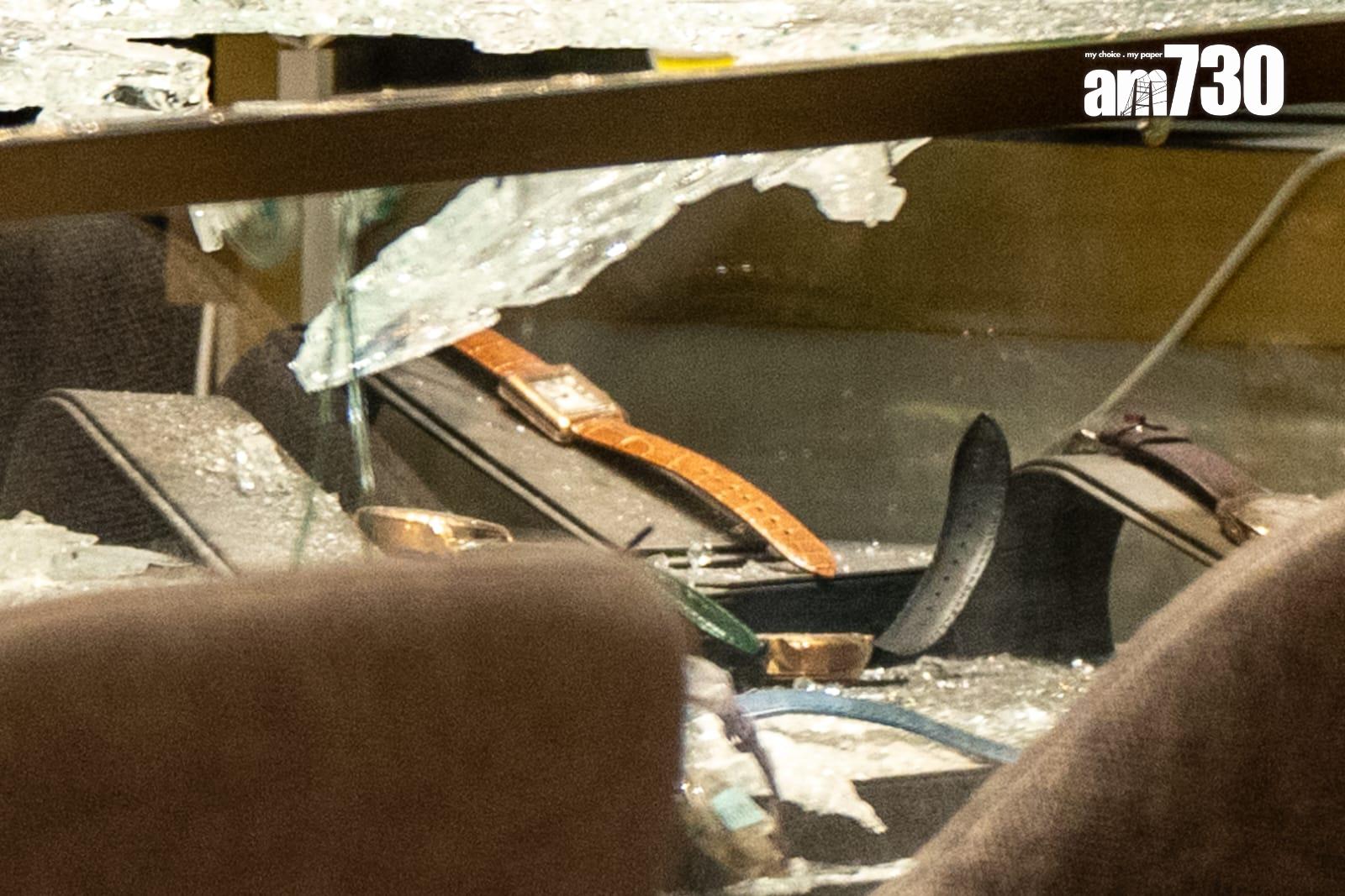 銅鑼灣一間錶行遇劫，玻璃飾櫃遭匪徒扑爛。(林靄怡攝)