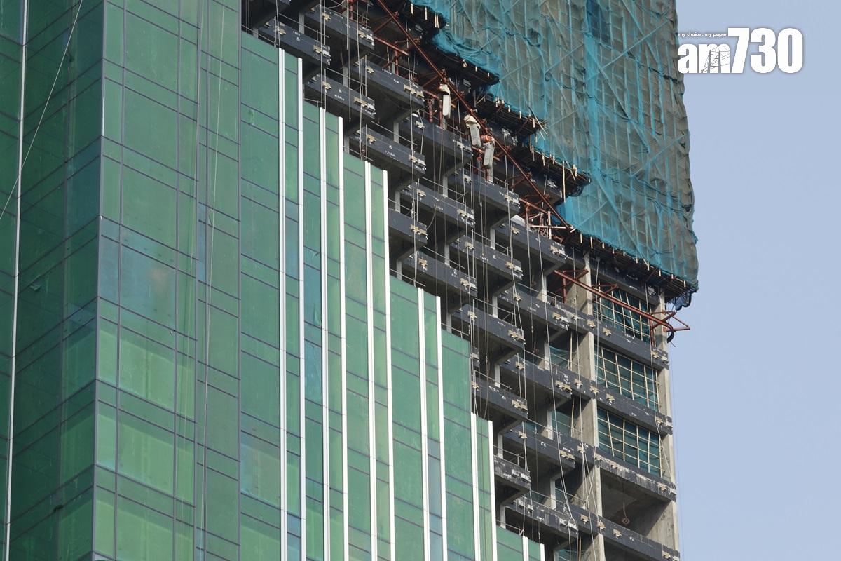 去年發生四級火的尖沙咀「海員之家」重建項目，發生玻璃墮下傷人案。(資料圖片／林俊源攝)