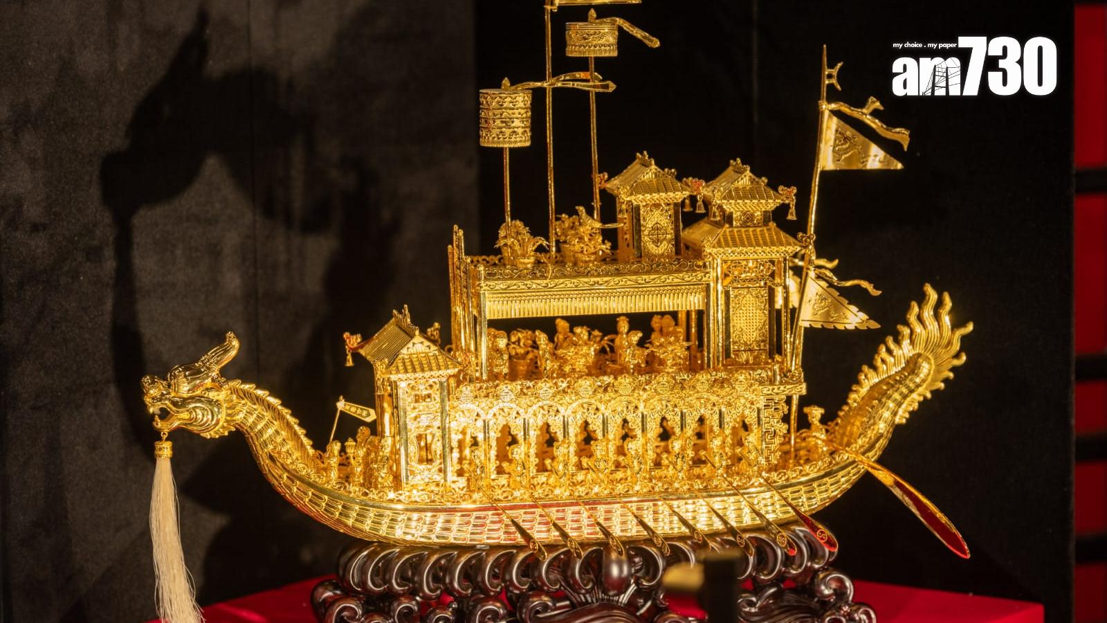 「足金群仙祝壽圖龍船」獲得由中國工藝美術協會頒發的「百花杯」中國工藝美術精品獎金獎 。(陳奕釗攝)