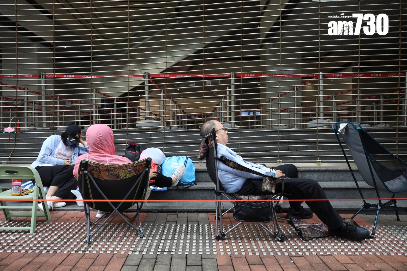 47人初選案｜明日判刑多人輪候旁聽籌　警方裝甲車「劍齒虎」加強佈防(鍾式明攝)