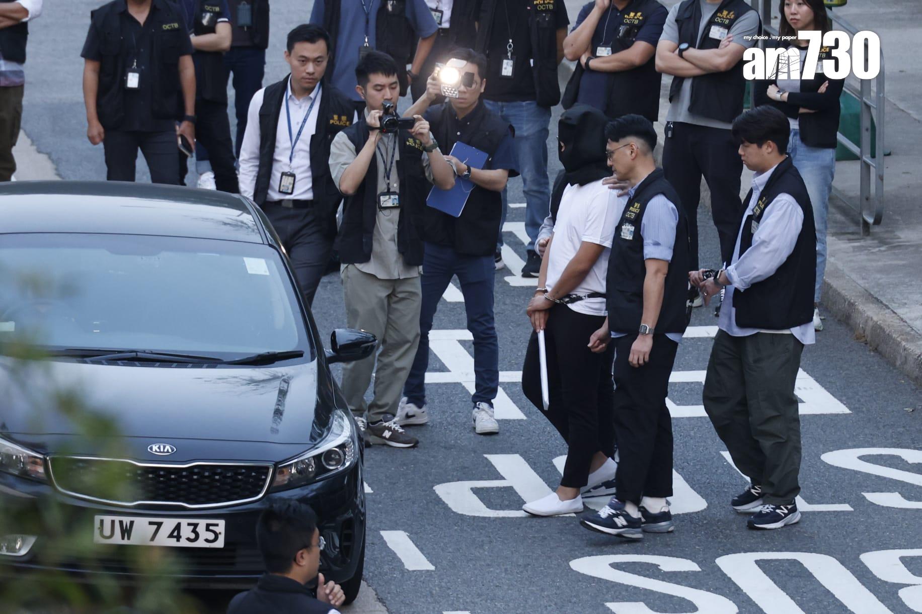 壁屋懲教員遇襲案，警方將一名被捕人士押返現場重組案情，安排假人及「長條武器」。(林俊源攝)