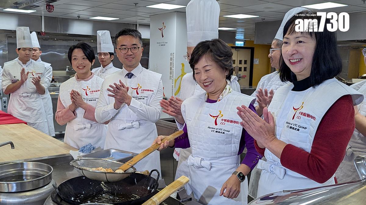 蔡若蓮(右二)撈起炸完嘅笑口棗。(羅庸軒攝)